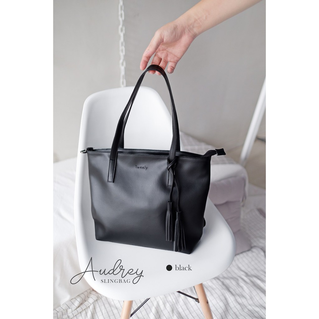 thisbynay's tweet photo. Rekomendasi totebag kuliah
*Real penggunaan

Audrey Totebag - Tweelyforbag 
- Bahan kulit sintetis
- Kalau ketekuk berbekas tpi nanti balik lg
- muat laptop 13-14 Inc, binder B5
- masih muat mouse, makeup, buku dll
⭐ 4.9
🛍️ 4.8rb
🏷️ Rp87.000
🔗 https://t.co/mVJ0UgAy7u

#Shopee https://t.co/HTW4PtLDrL