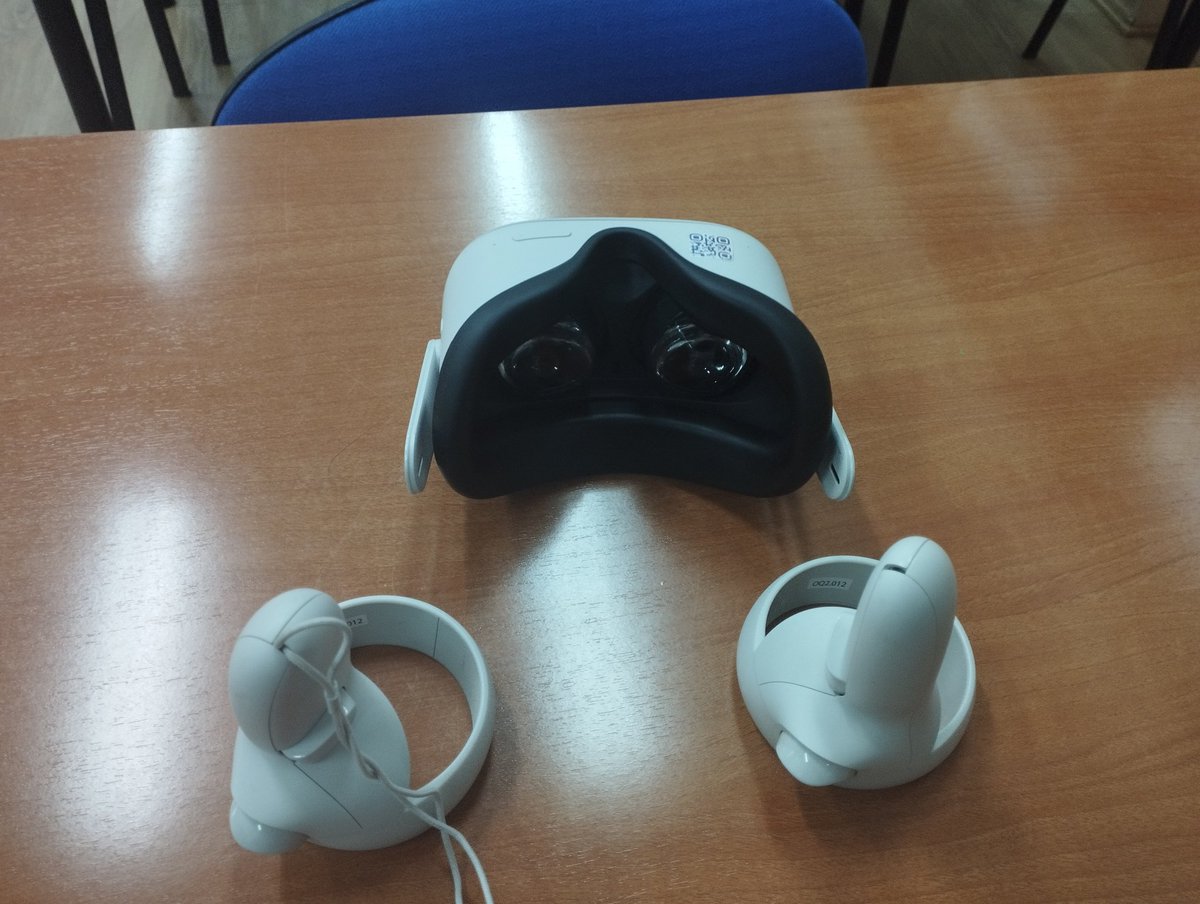 BiblioFabres's tweet photo. Cadena de valor joven @jcyl. Visitaremos una dehesa con gafas virtuales 🥽. El uso de la #RV sumerge al alumnado @CIFP_Fabres en un aprendizaje interactivo potenciando la motivación. @crfptic #ticyl #Bibliotecas2030 El alumnado está como loco🤪 ¡Disfrutando! https://t.co/MydBZG3PaZ