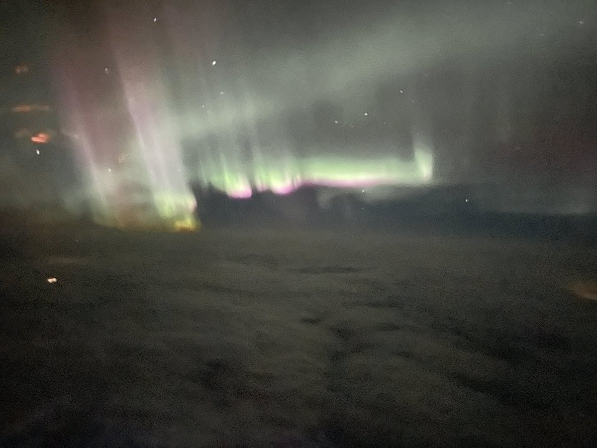 KoreanCanFly's tweet photo. Awesome northern lights along the route yvr-yxx #pilotlife #northernlights https://t.co/6llQHufxeb