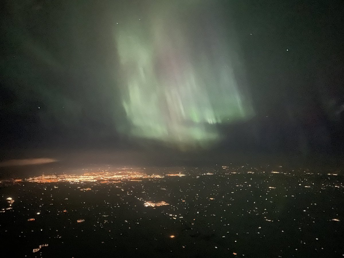 KoreanCanFly's tweet photo. Awesome northern lights along the route yvr-yxx #pilotlife #northernlights https://t.co/6llQHufxeb