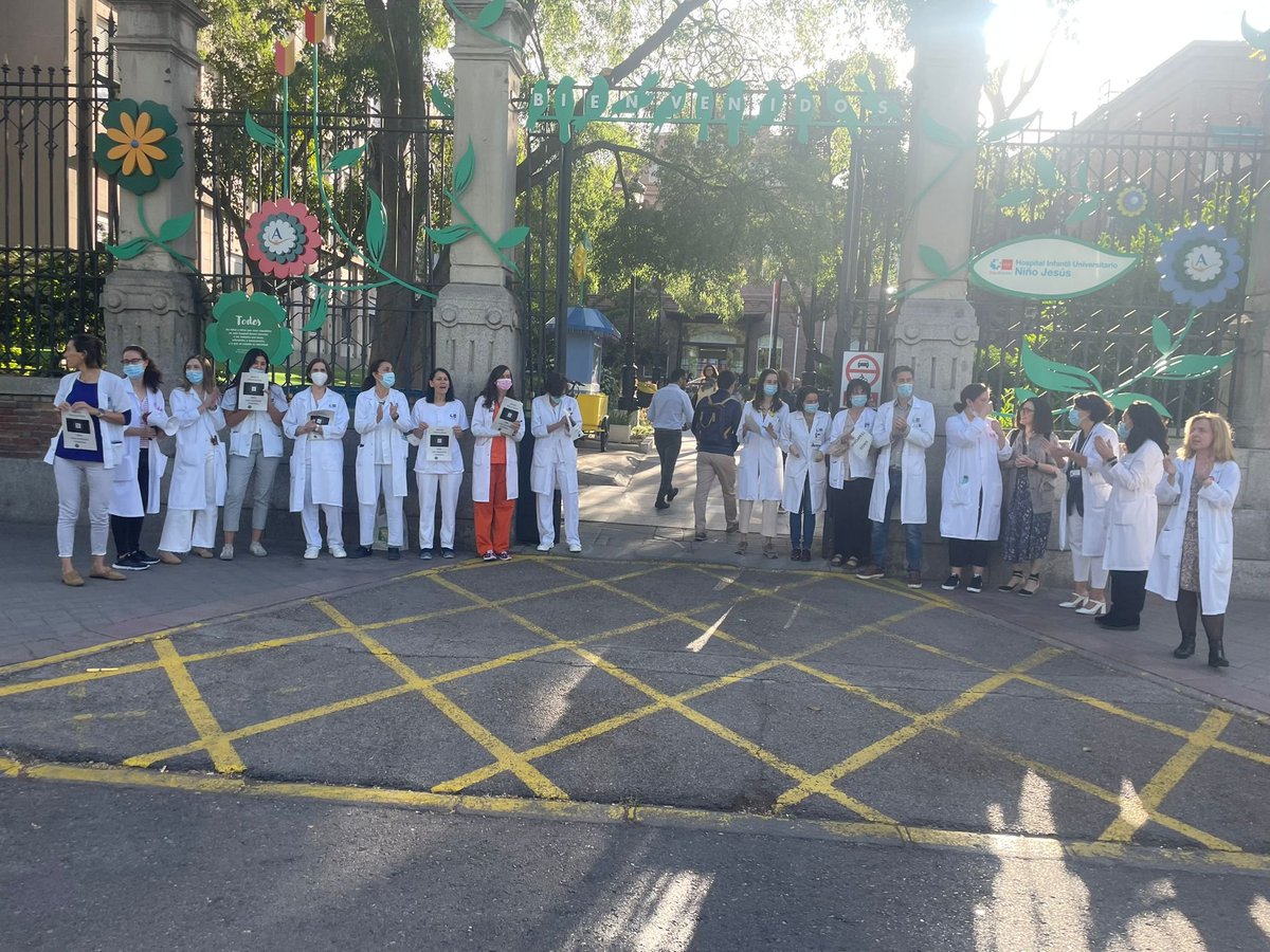 El 62% de los médicos y facultativos del 🏥Hospital Niño Jesús trabaja en condiciones PRECARIAS, sin un contrato fijo. 

Hoy salen a la puerta a decirle a la presidenta <a href="/IdiazAyuso/">Isabel Díaz Ayuso</a> que basta ya de temporalidad.
