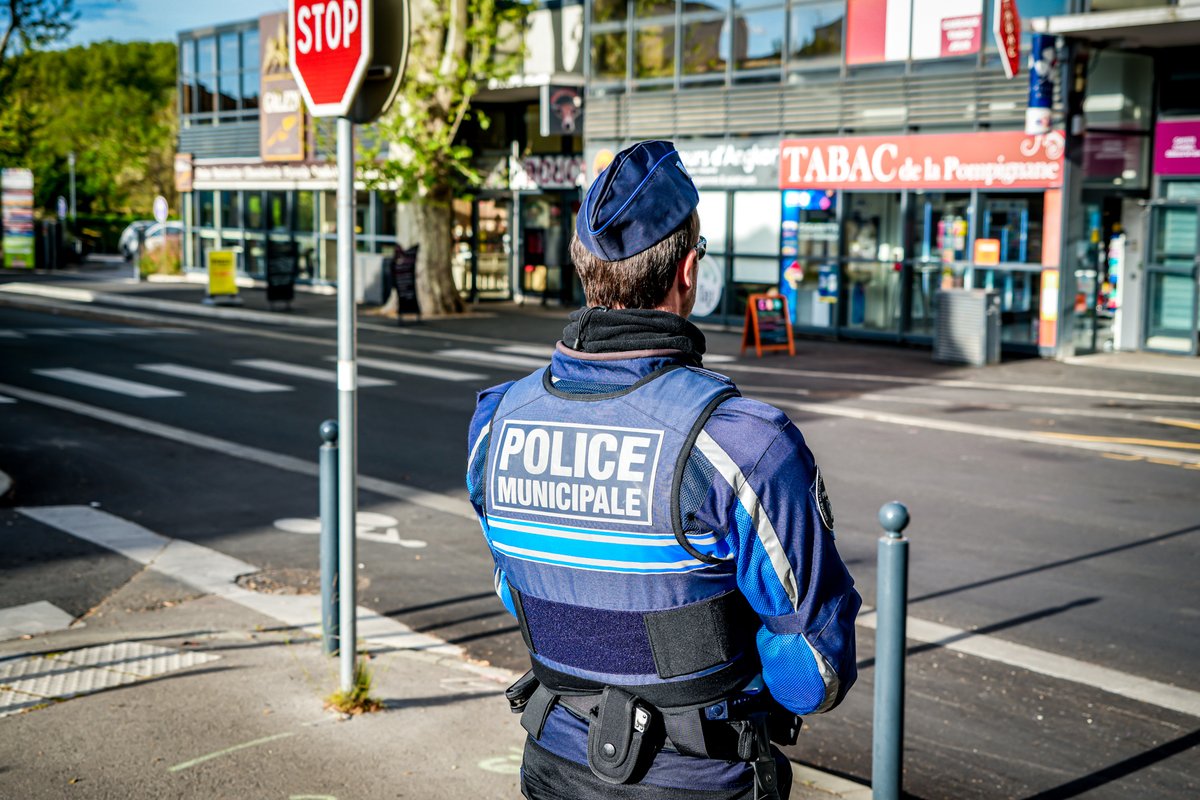 PMMontpellier's tweet photo. 🔴DIRECT
Sécurisation des pistes cyclables av. de la #Pompignane
🛂La brigade motorisée y verbalise le stationnement anarchique qui est une infraction de 4e classe comprenant une amende de 135€
❌Ces pistes ne sont ni un parking ni un arrêt minute
⚠️Passages réguliers prévus https://t.co/UBuCT0IN2t