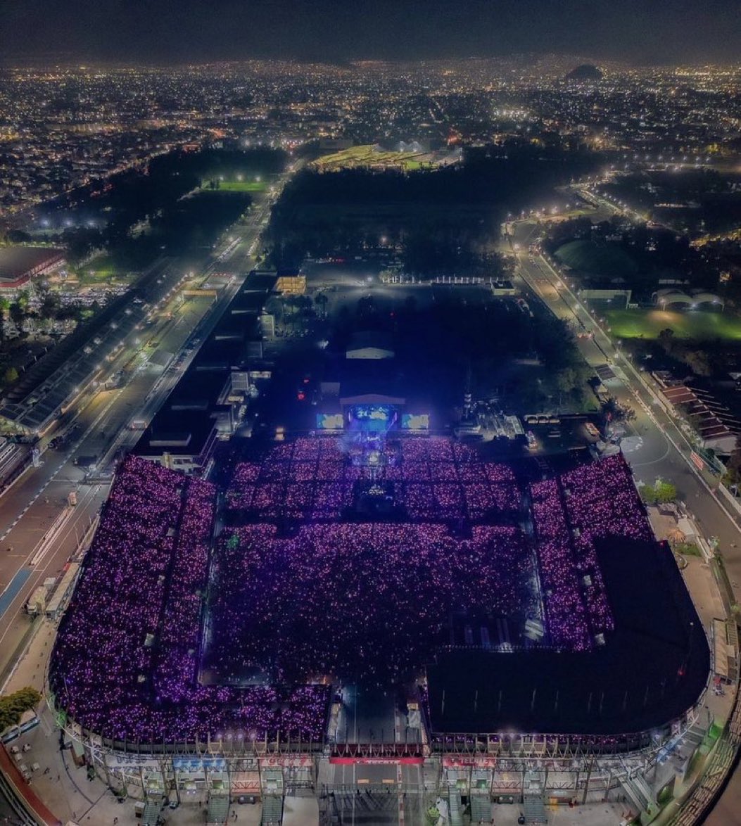 BLACKPINKGLOBAL's tweet image. Most attended single night concert by Kpop Female Group in Mexico:

@BLACKPINK - 58,889
TWICE - 7,942
LOONA - 4.2K
(G)I-DLE - 4K

BLACKPINK also holds the Most Attended Concert by a Kpop Act in Mexico.