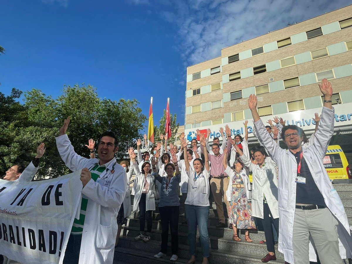 El 57% de los médicos y facultativos del 🏥Hospital Gregorio Marañón trabaja en condiciones PRECARIAS, sin un contrato fijo.

Hoy salen a la puerta a decirle a la presidenta <a href="/IdiazAyuso/">Isabel Díaz Ayuso</a> que basta ya de temporalidad.