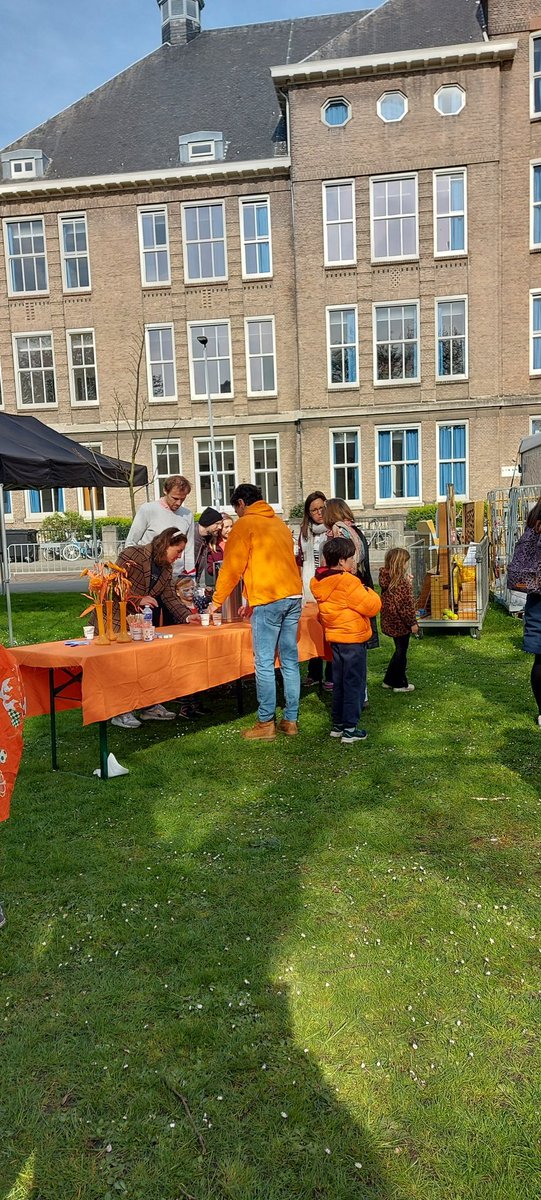 De koning is er pas om 11.00 uur, maar in Kralingen is het feest al volle gang ...