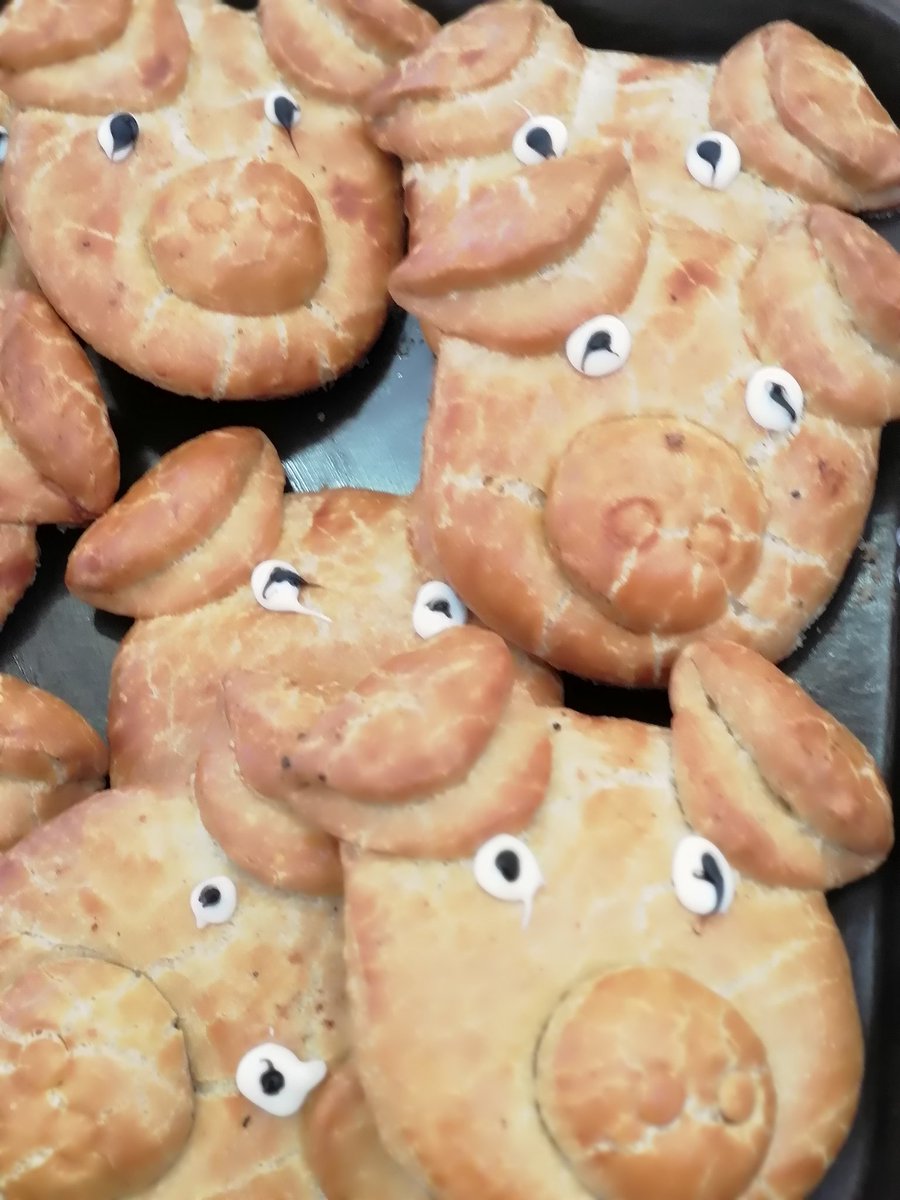 ruben_corella's tweet photo. #porkies #porks #cerditos #hellopigs #pigs #pigslover #cookies #bakery #baker #oven #felizjueves #juevesdepastitas #cookie #besttaste #vita #sweet https://t.co/MLGei2kVU9