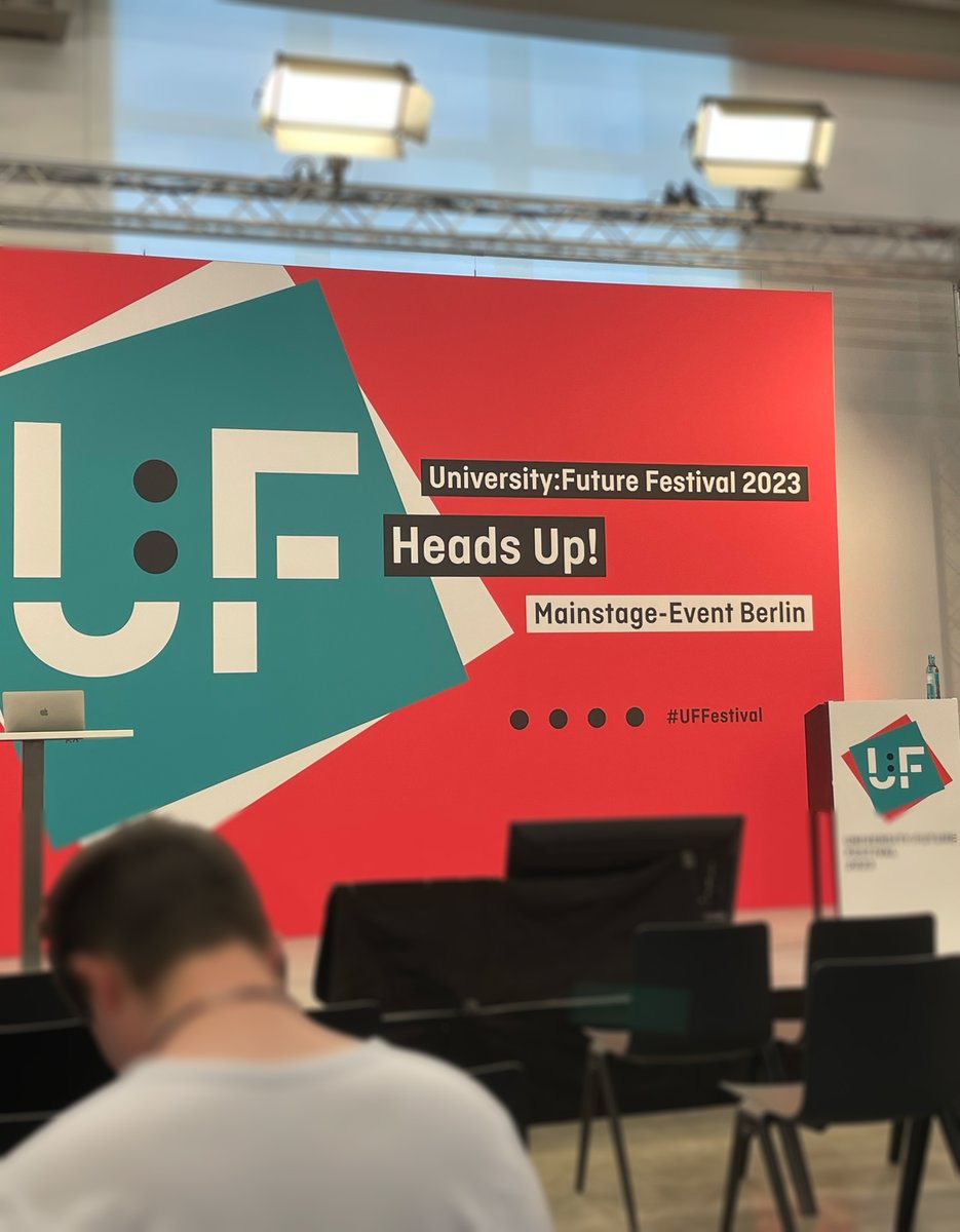 Kopf hoch?  
#headsup heißt es heute beim #UFF des <a href="/HFDdigital/">Hochschulforum Digitalisierung (HFD)</a>. Dabei stehen unter anderem die Themen #KI und #FutureSkills im Mittelpunkt. Unter anderem auf der MainStage in @Berlin oder online:
festival.hfd.digital