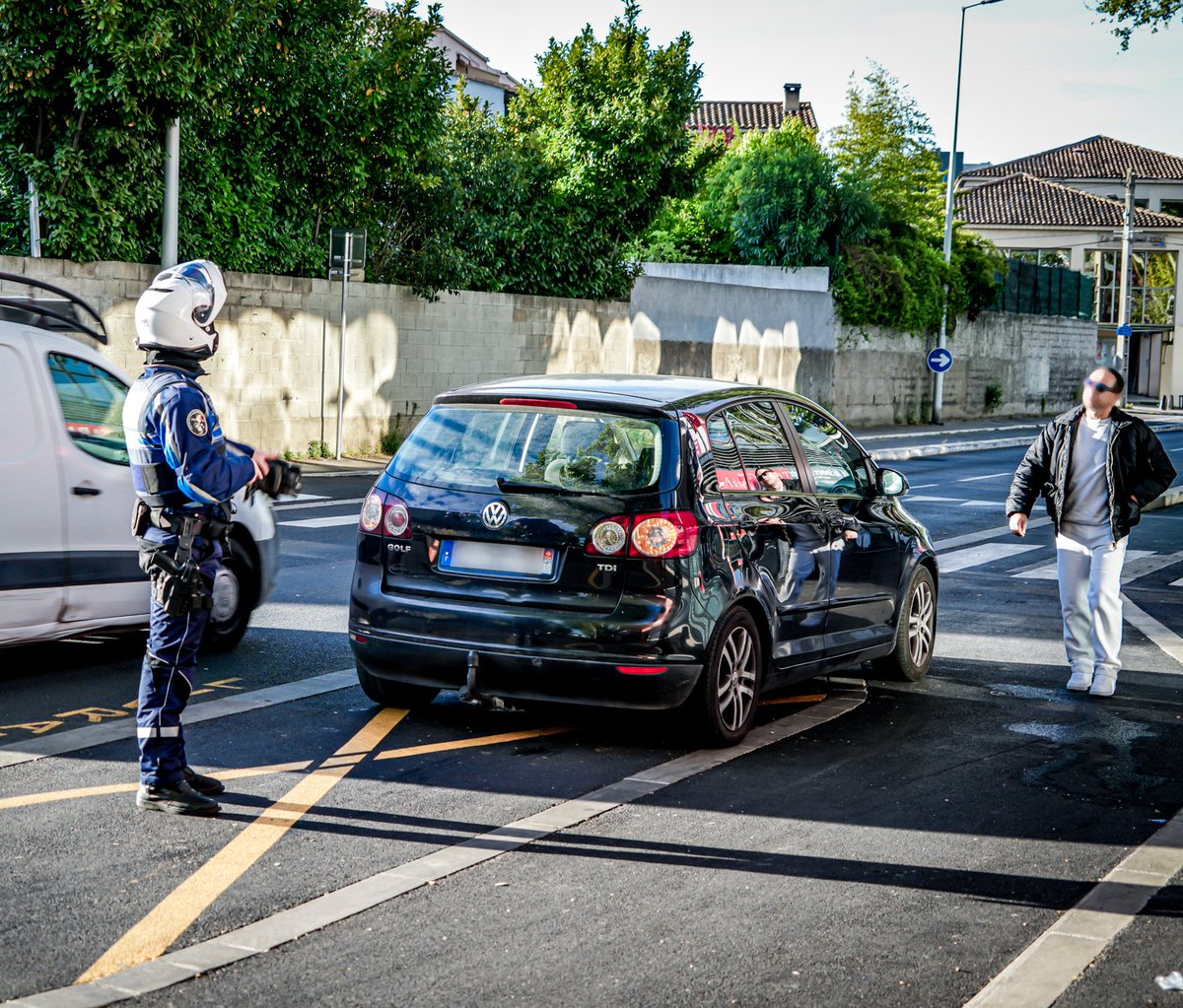 PMMontpellier's tweet photo. 🔴DIRECT
Sécurisation des pistes cyclables av. de la #Pompignane
🛂La brigade motorisée y verbalise le stationnement anarchique qui est une infraction de 4e classe comprenant une amende de 135€
❌Ces pistes ne sont ni un parking ni un arrêt minute
⚠️Passages réguliers prévus https://t.co/UBuCT0IN2t