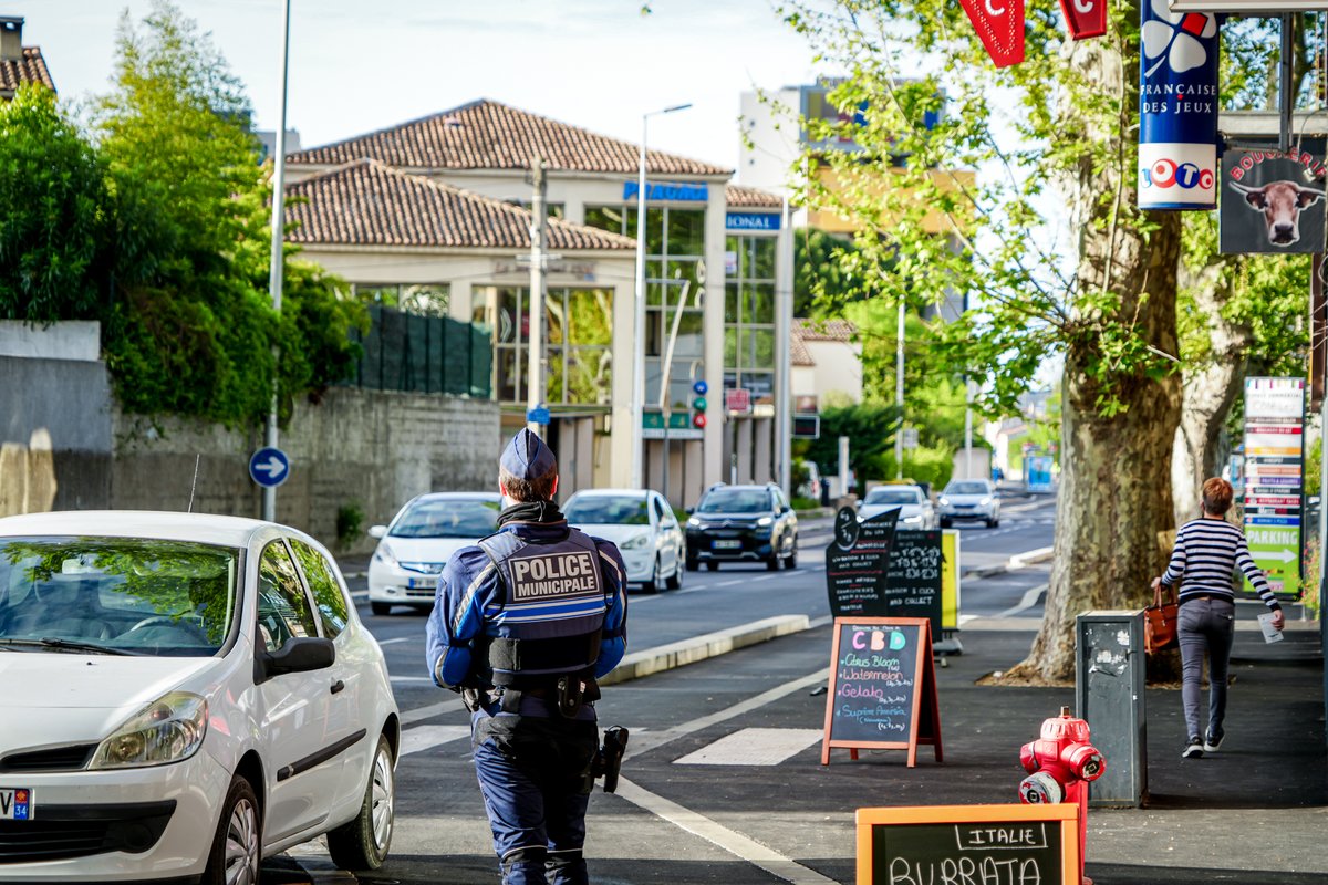 PMMontpellier's tweet photo. 🔴DIRECT
Sécurisation des pistes cyclables av. de la #Pompignane
🛂La brigade motorisée y verbalise le stationnement anarchique qui est une infraction de 4e classe comprenant une amende de 135€
❌Ces pistes ne sont ni un parking ni un arrêt minute
⚠️Passages réguliers prévus https://t.co/UBuCT0IN2t