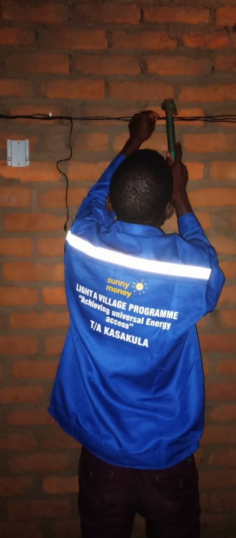 SolarAid's tweet image. #HappeningNow: That&apos;s a wrap 🎉In just 20 days, our team in #Malawi has installed 2000 more solar home systems in Ntchisi District as part of our innovative Light a Village programme.

#OffGridSolar #SDG7