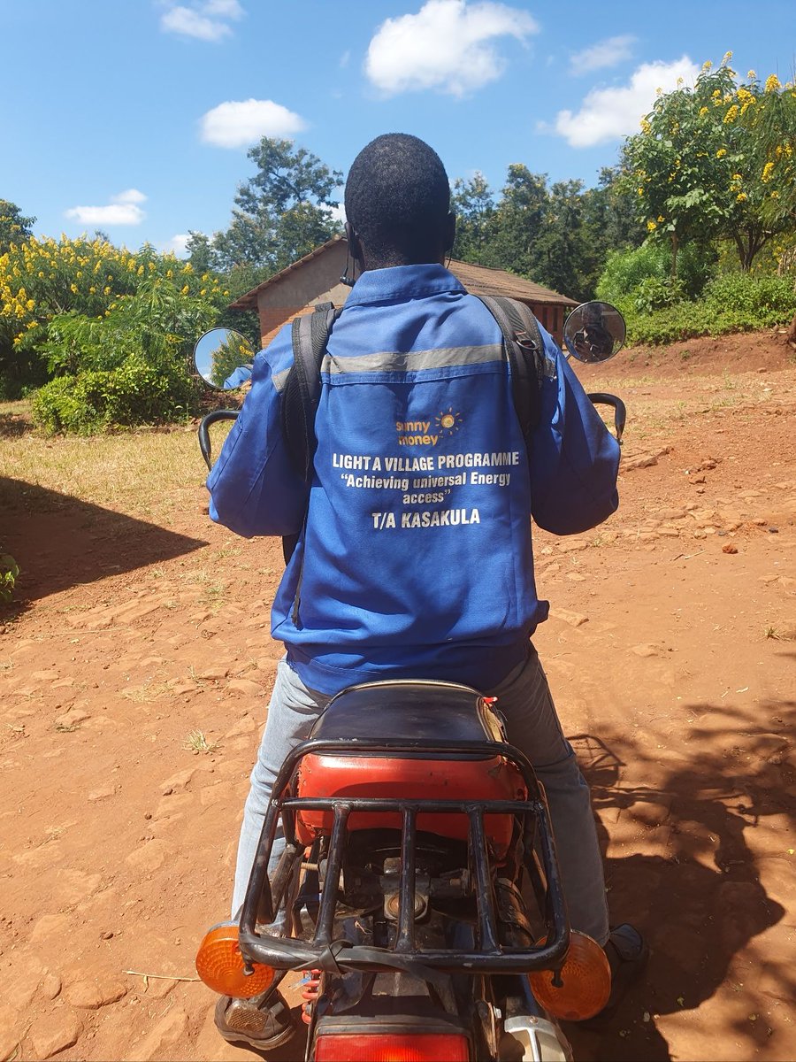 SolarAid's tweet image. #HappeningNow: That&apos;s a wrap 🎉In just 20 days, our team in #Malawi has installed 2000 more solar home systems in Ntchisi District as part of our innovative Light a Village programme.

#OffGridSolar #SDG7