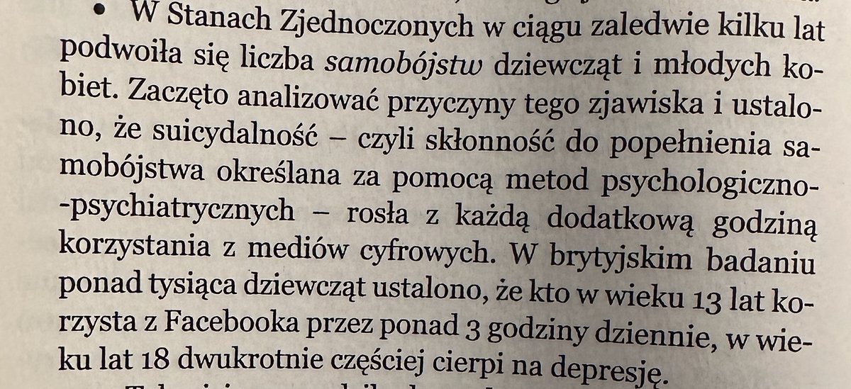 HRejterzy's tweet photo. Nie jest dobrze. Nie wiem, czy mieliście już okazję zapoznać się z PRZERAŻAJĄCYM raportem “Młode Głowy” (link w komentarzu), który niedawno opublikowała fundacja UNAWEZA. 20% dzieci (sic!) w Polsce… nie ma chęci do życia. Czyli średnio ok. sześcioro uczniów z każdej klasy nie chce żyć. Niemal 9% twierdzi, że próbowało popełnić samobójstwo, a prawie 40% miało myśli samobójcze. WTF?!

Czytając dalej raport odkrywasz kolejne trudne do ogarnięcia dane. 1 dziecko na 6 okalecza się, co drugie ma uber-niską samoocenę, a połowa ma zaburzenia odżywania. Ponad 3/4 dzieci twierdzi, że żyje w permanentnym stresie, 1/3 uczniów nie akceptuje siebie lub wręcz uważa, że jest gorsza od innych.

"What a time to be alive!”. Czasem w biurze mówimy pół żartem, pół serio, że jako nieliczni mamy okazję obserwować upadającą cywilizację (naszą własną). Czy możemy posądzać o to niekontrolowany rozwój i dostępność technologii? Dobrobyt? Możliwe. Ostatnio pisałem o wpływie smartfonizacji na zdrowie psychiczne. Od tamtej pory udało mi się przeczytać jeszcze jedną ciekawą książkę w tej tematyce - “Epidemia smartfonów” Manfreda Spitzera (fragmenty na załączonych zdjęciach). Gość tam podaje wyniki podobnych badań, które opublikowała UNAWEZA, ale wykonanych kilka lat wcześniej w Niemczech, UK i USA. Wyniki, choć nie aż tak przerażające, pokazują podobny trend.

Dowiedziono, że podwojenie liczby samobójstw (głównie dziewczynek i młodych kobiet) jest bezpośrednim wynikiem pojawienia się social mediów, a sam fakt korzystania z Facebooka w wieku 13 lat przez ponad 3h dziennie, podwaja przypadki depresji w wieku lat 18. Myślę, że możemy pod to podciągnąć też Instagram, TikTok itp., ale badanie zaczęło się w czasie, jak te platformy albo nie istniały albo nie były popularne.

Oczywiście w książce mowa jest również o dość oczywistych (ale może nie dla wszystkich) skutkach korzystania z telefonów, jak wady postawy (podobno zajebiście poważne u młodzieży), nadwaga i choroby wieńcowe oraz cukrzyca (z powodu braku ruchu). Do tego dochodzą problemy ze snem i idące za tym kolejne problemy, jak zaburzenia koncentracji. Zaburzenia uwagi wynikają też z samego posiadania telefonu, który mamy zawsze przy sobie (kto ma fantomowe odczucia wibracji?). Nie zapomnijmy też o totalnej marginalizacji kontaktów bezpośrednich i separacji człowieka od natury, co również dokłada cegiełkę zagłady.

Ale to dopiero początek, bo przecież mamy jeszcze cały temat uzależnień. A od smartfonów uzależnionych jest wielu - nie tylko dzieci, ale też dorosłych. Wszyscy lubimy dopaminowe cukierki, i to nie tylko w telefonach (w postaci shortsów, scrollowania Insta, kompulsywnego przeglądania newsów, komunikowania się na Messengerze), ale też w innych mediach ekranowych - tak mówię o streamingach typu Netflix, czy Disney+. Nadużywanie tych mediów też prowadzi do uzależnienia i ogólnego obniżenia nastroju. No bo cóż musimy zrobić, by dostać kolejnego cukierka w postaci shortsa, czy całego filmu na streamingu? Nic. Jak cieszyć się z posiadania czegoś, gdy wszystko jest za darmo i bez ograniczeń?

Problem uzależnień cyfrowych nie dotyczy tylko dzieci, ale prawdopodobnie na nie wpływa najmocniej. Rodzice są uzależnieni, nie poświęcają odpowiedniej ilości czasu dzieciom (nawet od czasów niemowlęcych), a realia codziennego życia rodzinnego zamieniły się w świat tzw. komunikacji przerywanej, czyli dupo-komunikacji, bo co to za rozmowa/relacja, jeśli ktoś (a często jest to również rodzic, który powinien działać, jako role-model) co chwilę “odpada”, żeby patrzeć w telefon. W książce Spitzera czytamy, że w USA rodzice spędzają średnio 9,5h dziennie z mediami cyfrowymi (czyli telefon, tv, stream itp.).

W kim zatem mają szukać oparcia dzieci? Dzieci, których często nikt nie kontroluje w kwestii dostępu do telefonu, komputera i samych treści z jakimi mają styczność. Jakby tak na trzeźwo spojrzeć np. na Instagramowe treści serwowane nastolatkom, to przecież to jest kolekcja wymuskanych ludzi ideałów. Do tego dochodzą filtry upiększające, no i w ogóle promowanie królewskiego życia za grube hajsy. Ja jako dorosły przez to czuję się mniej wartościowy ze swoim ciałem, czy "tapczanem", a co dopiero ma czuć młody człowiek?

No i to nie koniec. Przecież w świecie kieszonkowych mediów cyfrowych funkcjonuje absolutnie POTĘŻNY hejt. Dziś już wylewa się ze wszystkiego - nawet z Twittera. Ale co dzieje się w zamkniętych kanałach np. na WhatsAppie wśród naszych dzieci, to możemy się tylko domyślać.
Tylko co z tym teraz zrobić? No pewnie nie ma, co mówić, że “kiedyś to było”, “na trzepaku się siedziało”, “na komputerze miałem jedną grę”, “trzeba było po kolegę pójść”. Taka jest rzeczywistość dziś. Nie zatrzymamy tego. Odizolować dzieci od telefonów, czy gier również się nie da - tzn. pewnie się da, ale każdy kij… Pojawią się problemy z akceptacją w grupie, jeszcze gorsze samopoczucie - nie mówiąc już o tym, że skoro niemal wszyscy jesteśmy uzależnieni, a media cyfrowe łączą światy zabawy, nauki i pracy, to odstawienie ich nie jest możliwe.

Ja nie mam rozwiązania w rękawie. Uważam jednak, że walkę z tematem trzeba rozpocząć od rozpoznania problemu i świadomości tego, że sami musimy dobrze poznać mechanizmy, które szkodzą dzieciom i nam samym oraz dobrze znać się na tej technologii - w tym rozumieć, jak nią sterować, zarządzać, kontrolować. Ja na przykład próbuję ograniczać czas grania moich synów, ale jednocześnie staram się też znać na grach, w które grają, czasem zagrać z nimi. Nałożyłem im też odgórne limity na czas korzystania z telefonu, ale żeby było sprawiedliwie - sobie również. Serio - mogę korzystać z FB 15 minut dziennie.

Oczywiście to dopiero pierwsze kroki. Wiem, że zespół ekspertów działający https://t.co/SCiLmi0Kts. w ramach Młode Głowy pracuje teraz nad zestawem rekomendacji dla rodziców w tej materii. Myślę, że już niedługo będą mogli się tym z nami podzielić.