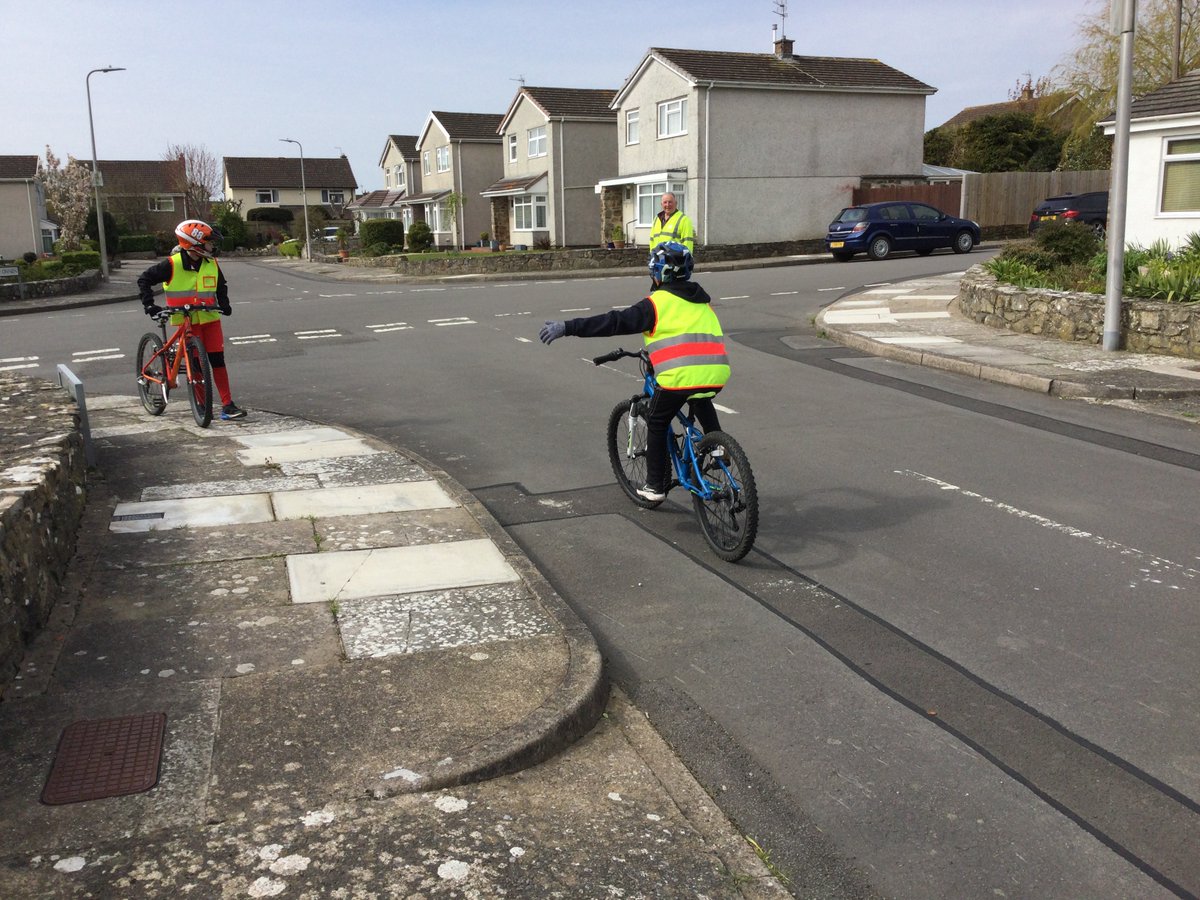 ysgolyddraig's tweet photo. #yr6 #hci #cyclingproficiency Final days cycling, overtaking parked cars, turning left at a junction, u-turns and approaching a T-junctionβ¦.well done all! https://t.co/O6RNLD7ZvK