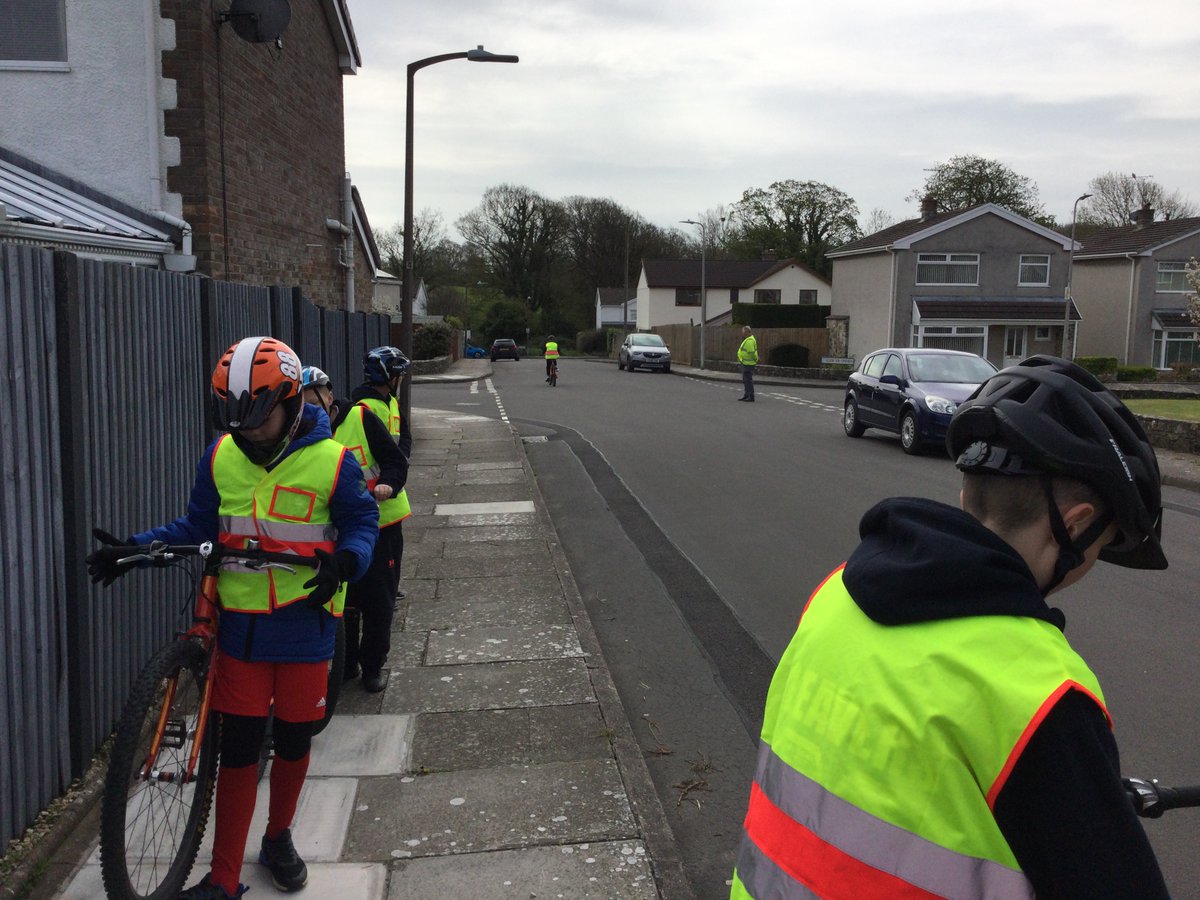 ysgolyddraig's tweet photo. #yr6 #hci #cyclingproficiency Final days cycling, overtaking parked cars, turning left at a junction, u-turns and approaching a T-junctionβ¦.well done all! https://t.co/O6RNLD7ZvK