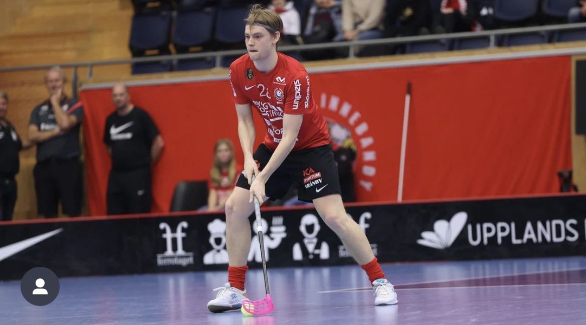 💣♥️✍️ Emrick Wiggur klar för Jönköpings IK.

- Emrick kommer från en miljö där konkurrensen har varit tuff. Men erfarenheten från ett SM-guld ska nu omsättas i prestation på plan och vi är övertygade om att han kommer vara en stor del av vår jakt på slutspel, säger sportgruppens
