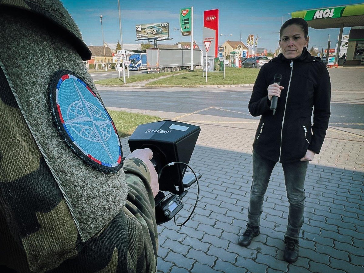 VeInKyS's tweet photo. Naši Aktivní záložáci jsou v civilu odborníci v mnoha zájmových oblastech. Své know-how se rozhodli nabídnout k posílení obranyschopnosti republiky. Cílem současného cvičení je schopnost fungovat ve vojenském prostředí - plány, analýzy, rozkazy. Spojujeme civilní a vojenský svět. https://t.co/xj3E85nzLy