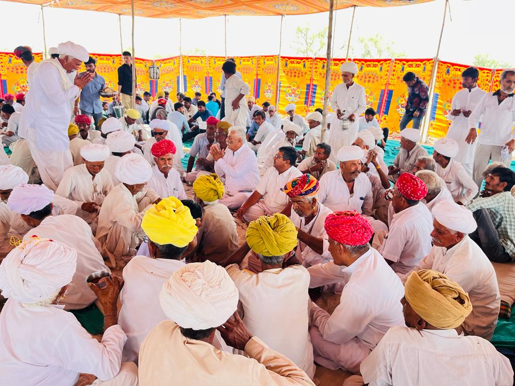 BaytuBalaram's tweet photo. बायतु विधानसभा क्षेत्र के गाँव परेऊ के नाइयों की ढाणी में स्व.श्री पेमाराम जी सैन के स्वर्गवास पर आयोजित सामाजिक कार्यक्रम में शामिल हुआ।
#Pareu #Gida #Baytu #बायतु https://t.co/VS6DnF5UTi