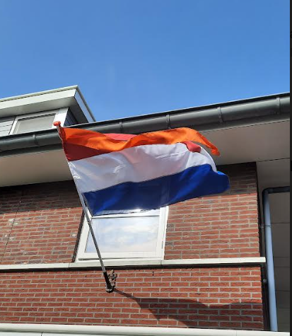 De vlag hangt. Aan alle boeren met de vlag verkeerd (in NOP en zeker boven Groningen stad: hang de vlag zoals het hoort, anders rijd ik door jouw land zoals ik ons land verdedigde in mijn M113C&V. De boodschap van Nederland was duidelijk, nu weer normaal.