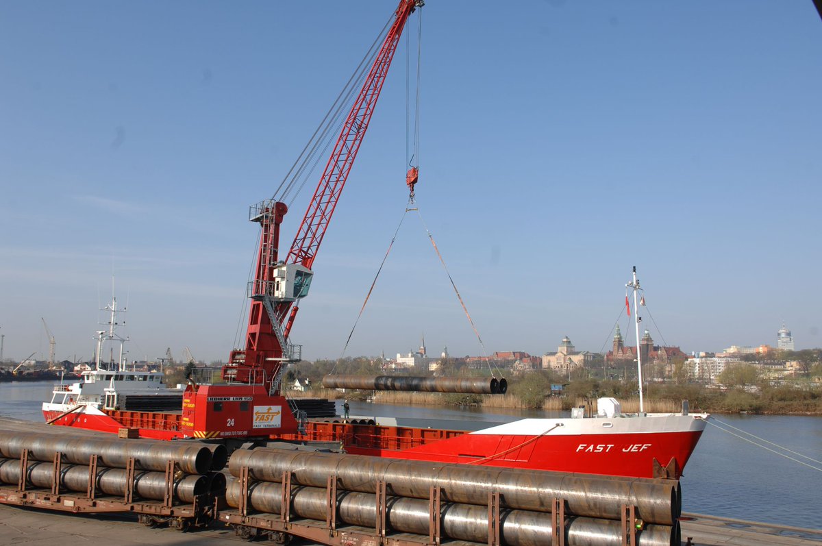 BE_shipowners's tweet photo. Connected as the hand and glove , shortsea and rail.
Shortsea ships π’ are the workhorses of rivers Γ‘nd seas π. Trains are the workhorses on land.
Multimodality at its best. Let's modal shift together!
#boldlyBEyond #shortsea #fastlines #train https://t.co/10t3SDU9ph
