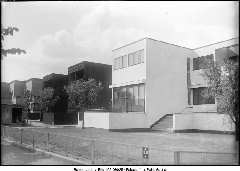 BundesarchivD's tweet image. Zum #Weltdesigntag möchten wir auf die wohl berühmteste dt. Kunsthochschule, das #Bauhaus, hinweisen. Die Bedeutung dieser Institution spiegelt sich auch in den Quellen des Bundesarchivs. Mehr Infos gibt es auf unserem Weimarer Portal ➡️ weimar.bundesarchiv.de/WEIMAR/DE/Cont… #WorldDayOfDesign
