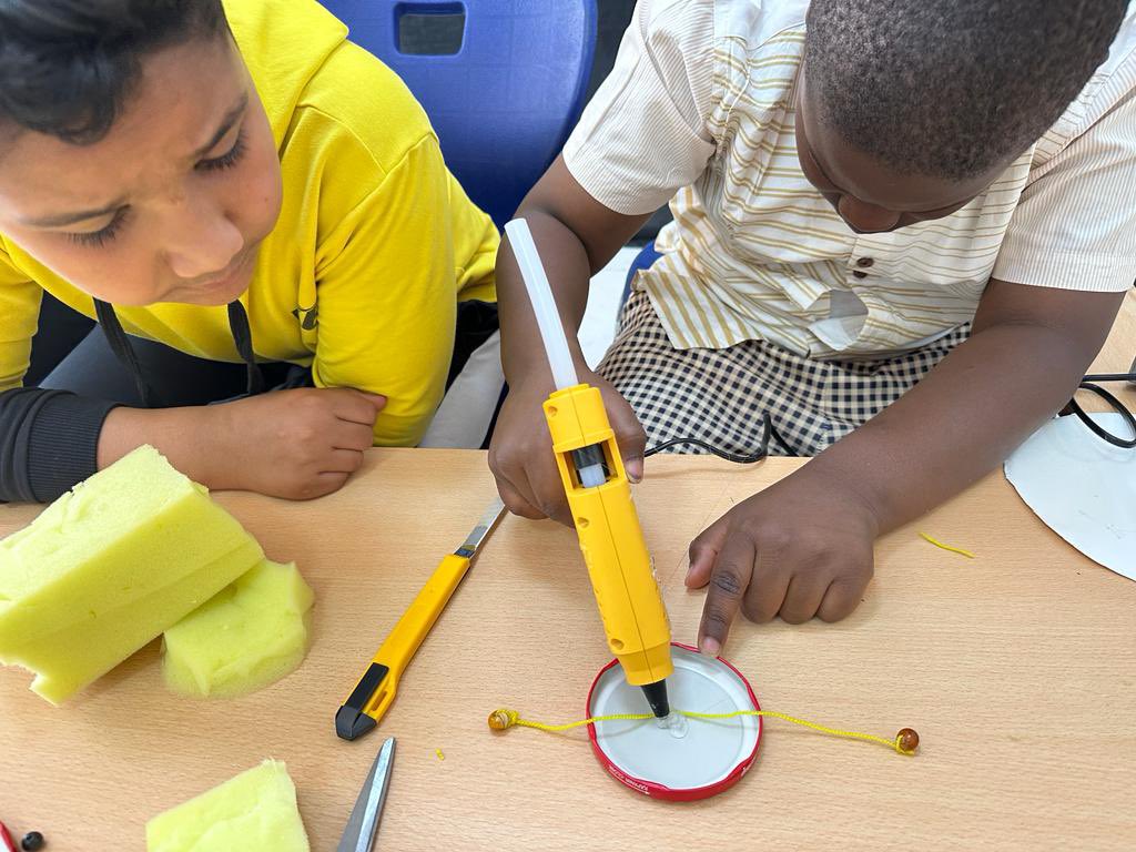 maarifML's tweet photo. Dans l'atelier de recyclage, nous avons produit des jouets uniques en utilisant des déchets et des objets inutiles et en les personnalisant avec des couleurs et les formes que nous voulons. 👏🤩♻️ #ClubTurc #MaliMaarif #Sebenikoro #TürkçeKulübü https://t.co/Rro087KYf6