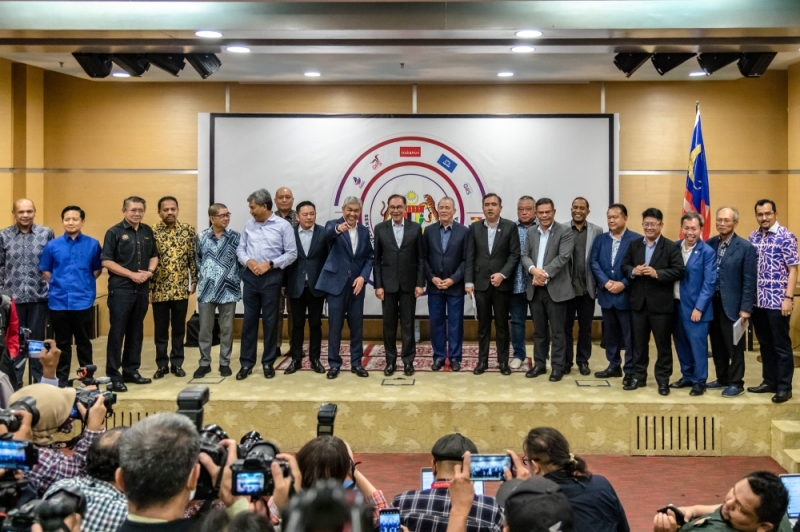 limkitsiang's tweet photo. Anwar Unity Government should not fall between two stools — over-optimism of victory in Penang, Selangor, and Negeri Sembilan, and over-pessimism of defeat in Kelantan, Terengganu, and Kedah

https://t.co/8uZ9u4IL34 https://t.co/jsoEhEs444