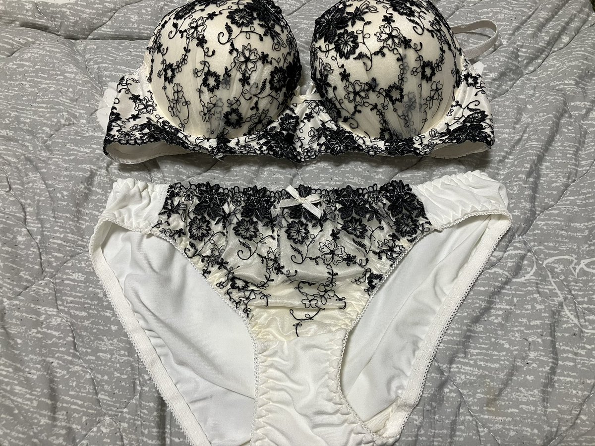utan520's tweet photo. 結局好みで買ってしまった下着👙

オリシープレゼント企画は今夜連絡します🥰
といっても参加者足りなかったので全員プレゼントです🎁
#下着売ります
#パンツ売ります
#パンツ売り子 https://t.co/ozvhBAdzqq