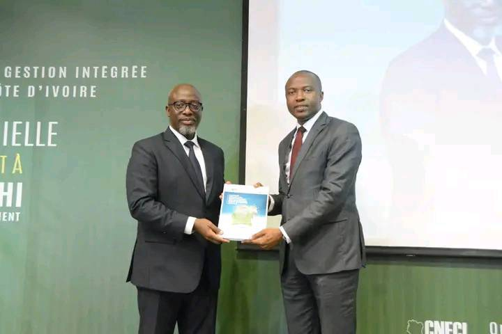 ICMPD_BMS's tweet image. 26/04/2023: The National Policy for #IntegratedBorderManagement and its action plan was presented and handed over to the Prime Minister's office 🇨🇮. Thanks was given to the members of the development committee as well as contributors, including the @SEMIGRATION 🇨🇭 and ICMPD