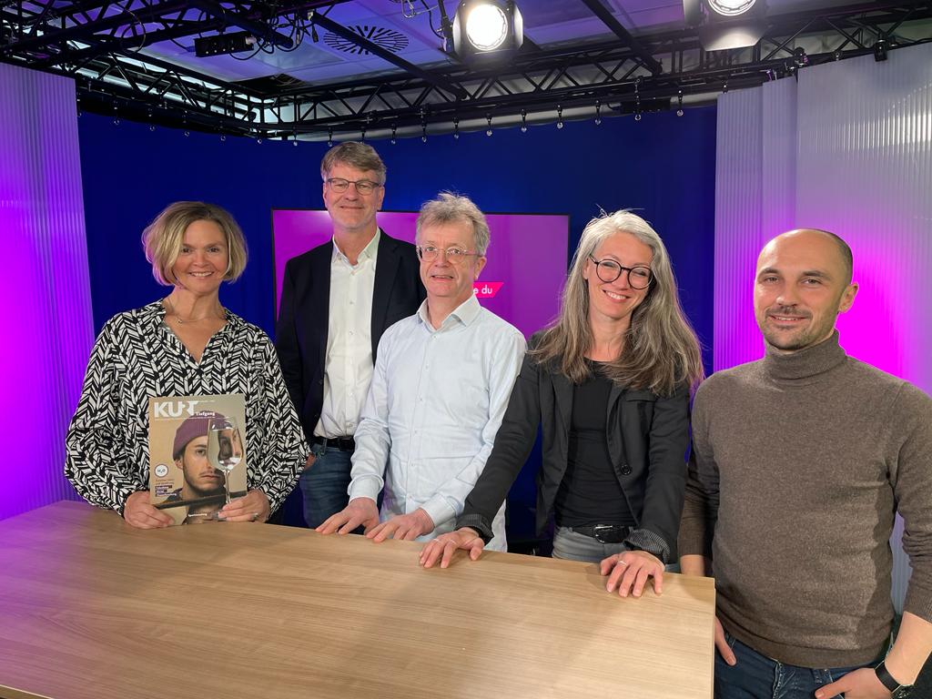 EXVerein's tweet photo. Der Vorstand der #EXeV war mal wieder zu Gast am @IJ_Online: Dabei gab es frische Infos zum geplanten Ausbau der Lehrredaktionen und der Integration von @NRWision. Dank an Professor @henrikmllr, Institutsmanager @muendges
und Susanne Wegner, Co-Leiterin der Lehrredaktion KURT! 👍 https://t.co/33kJ1R3tRA