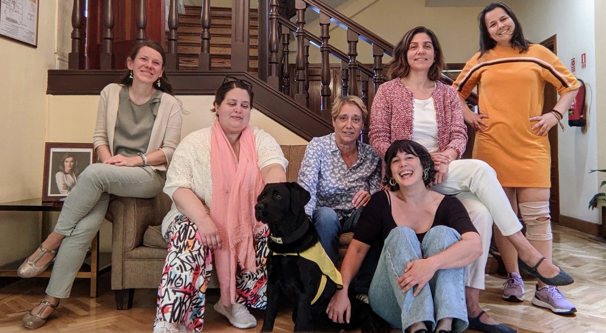 RPDiscapacidad's tweet photo. Ayer fue el #DíaDelPerroGuía🦮 y recordamos: las personas con #discapacidad con #perrosdeasistencia, así como quienes educan a estos perros, pueden acceder a cualquier lugar abierto al público.

En la foto está Kesha, futura perra guía y nuestra compañera en el @RPDiscapacidad. https://t.co/eUZIzHdAtm