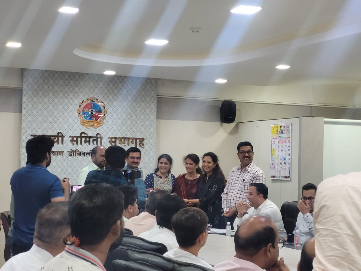 vsmandal's tweet photo. - सामाजिक संस्थांना आज कल्याण डोंबिवली महानगरपालिका आयुक्त श्री.भाऊसाहेब दांडगे यांच्या हस्ते सन्मानपत्र देऊन गौरविण्यात आले.
प्राप्त सन्मान हा केवळ या स्वच्छताग्रही संस्थांचा नसून प्रत्येक स्वच्छताग्रही कल्याण-डोंबिवलीकराचा आहे जो दैनंदिन जीवनात पर्यावरणपूरक जीवनशैली अंगिकारून - https://t.co/moN9F4gFXT