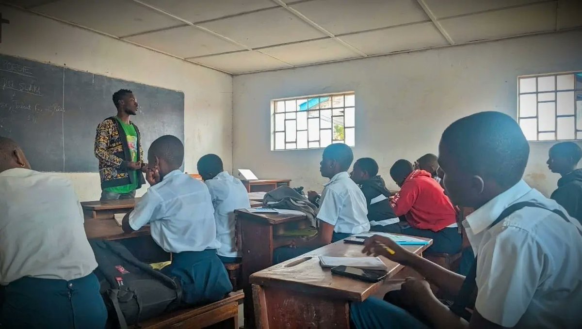 Osee_Elektra15's tweet photo. Nous abordons différentes problématiques de la société dans une approche créative et innovante.
Le programme #SlamÀLécole effectué par le collectif @SlamGoma est soutenu par @ongvis
#SlamElektrik #SlamÀLecole #education #educationalternative #artforsocialchange https://t.co/V3gCE5sxYA