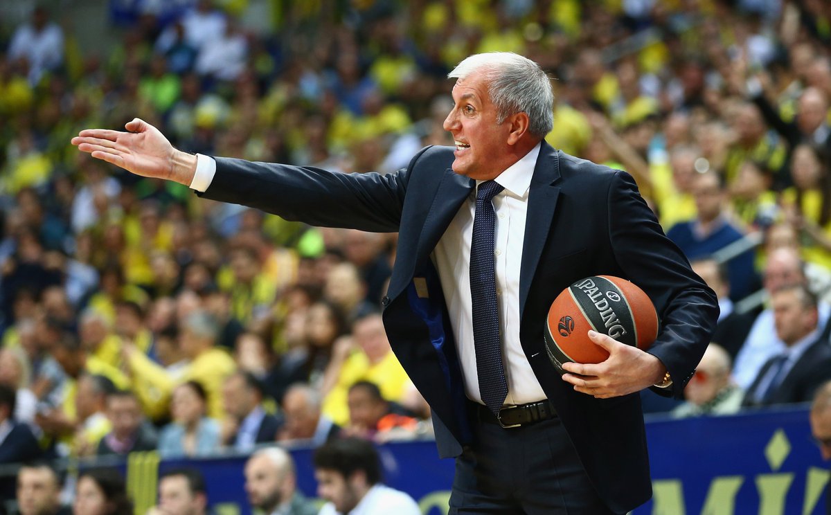 Cada vez que te corrijo es porque me interesas como jugador. Si un día dejo de corregirte, habrás dejado de interesarme.

Zeljko Obradovic