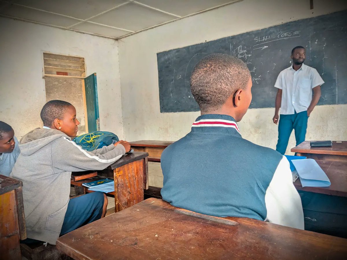 Osee_Elektra15's tweet photo. Nous abordons différentes problématiques de la société dans une approche créative et innovante.
Le programme #SlamÀLécole effectué par le collectif @SlamGoma est soutenu par @ongvis
#SlamElektrik #SlamÀLecole #education #educationalternative #artforsocialchange https://t.co/V3gCE5sxYA
