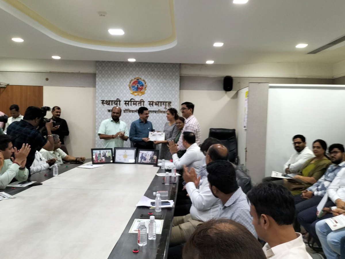 vsmandal's tweet photo. - सामाजिक संस्थांना आज कल्याण डोंबिवली महानगरपालिका आयुक्त श्री.भाऊसाहेब दांडगे यांच्या हस्ते सन्मानपत्र देऊन गौरविण्यात आले.
प्राप्त सन्मान हा केवळ या स्वच्छताग्रही संस्थांचा नसून प्रत्येक स्वच्छताग्रही कल्याण-डोंबिवलीकराचा आहे जो दैनंदिन जीवनात पर्यावरणपूरक जीवनशैली अंगिकारून - https://t.co/moN9F4gFXT