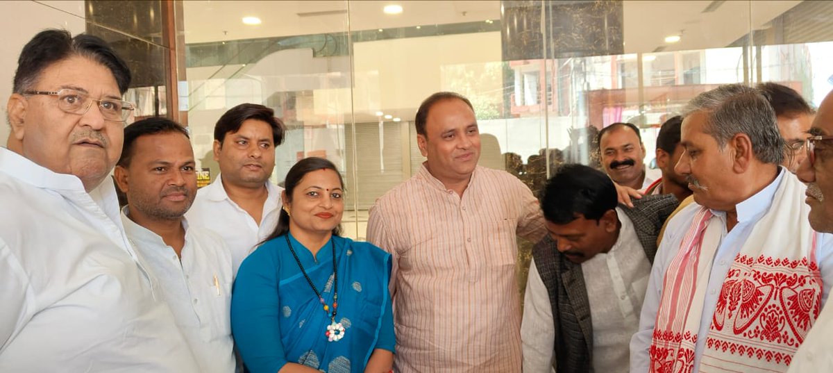 GeetaManjhi's tweet image. पूर्व केंद्रीय मंत्री एवं पूर्व कांग्रेस प्रदेश अध्यक्ष आदरणीय भैया अरुण यादव जी के रीवा आगमन पर आज समदड़िया गोल्ड रीवा मे सौजन्य भेंटवार्ता हुई। #ArunYadav
@MPArunYadav @INCMP