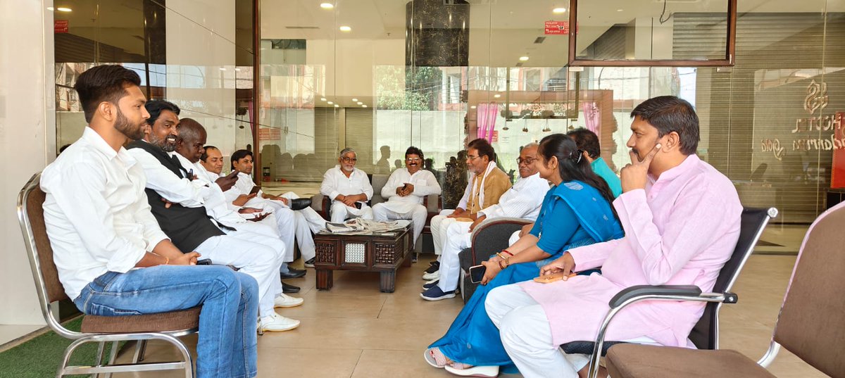 GeetaManjhi's tweet image. पूर्व केंद्रीय मंत्री एवं पूर्व कांग्रेस प्रदेश अध्यक्ष आदरणीय भैया अरुण यादव जी के रीवा आगमन पर आज समदड़िया गोल्ड रीवा मे सौजन्य भेंटवार्ता हुई। #ArunYadav
@MPArunYadav @INCMP