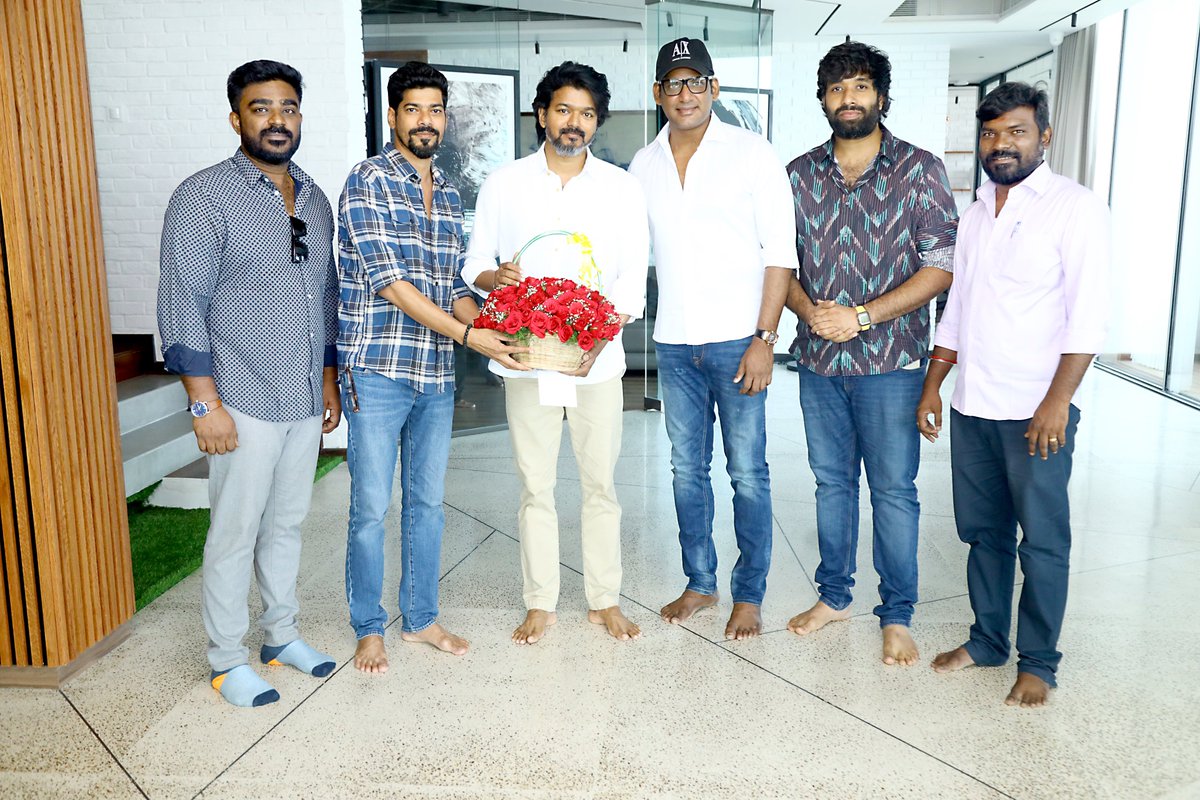 chennaionline's tweet photo. #PuratchiThalapathy meets #Thalapathy 🤩👍🏼

#MarkAntonyTeaserFromToday
#ThalapathyVijayforMarkAntony

A @gvprakash Musical! 🎼

@VishalKOfficial @iam_SJSuryah
@vinod_offl @Adhikravi 
@riturv #SunilVerma #nizhalgalravi 
@ministudiosllp #YGeeMahendran
@selvaraghavan @mgabhinaya https://t.co/wMFJ8BKrPL