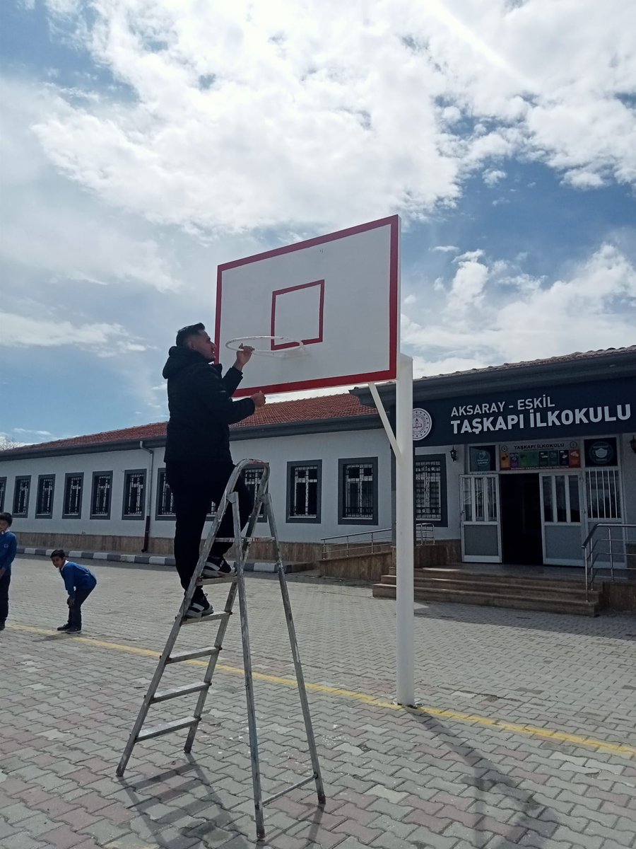 taskapiokulu's tweet photo. Okulumuzun basketbol potalarını beden eğitimi ve görsel sanatlar öğretmenlerimiz boyayarak yeni yüzüne kavuşturdu. Öğretmenlerimize teşekkür ederiz. 🏀🎨

@aksarayvaliligi 
@hmzaydg 
@Aksaray_MEM 
@haciomerkartal 
@TC_Eskil 
@brahimKler2
@Ahmetiris1
@SinanYorulmaz16 https://t.co/JGqaMYLRcf