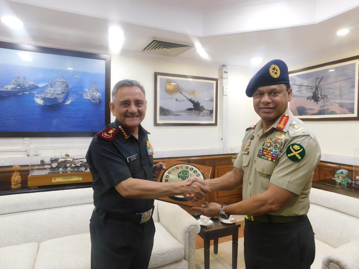 General SM Shafiuddin Ahmed, Chief of the Army Staff, #Bangladesh Army @theBDarmy called on General Anil Chauhan, #CDS and held discussions on issues of bilateral and regional interest, as well as avenues to further build upon the historic defence ties between the Armed Forces.