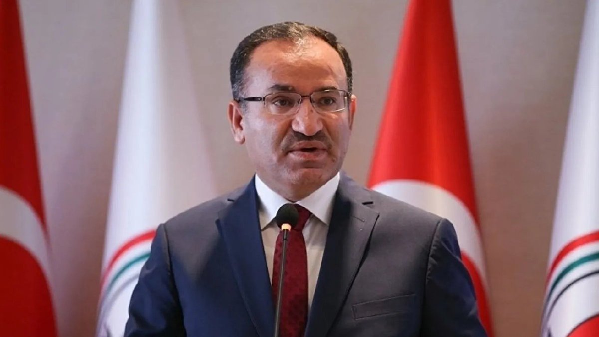 bpthaber's tweet photo. Bozdağ: Siz olsanız bir yere giderken ailenizi Kılıçdaroğlu'na mı emanet edersiniz Tayyip Bey'e mi emanet edersiniz? https://t.co/DWTD2XihgX