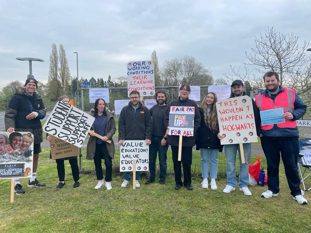 The @neuoxon @WheatleyPark picket remains strong! ✊💪#PayUp #TeachersDeserveBetter @NEUnion