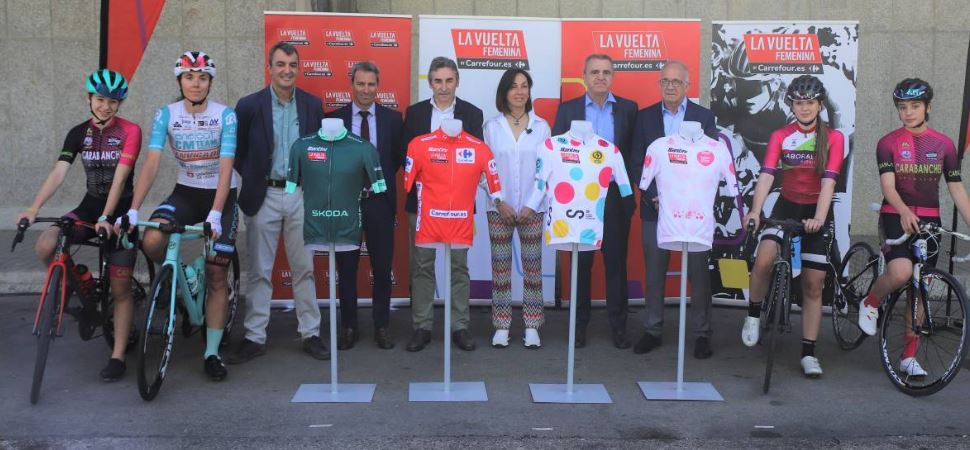 Aquí tenemos los maillots con sus patrocinadores de @LaVueltaFem que empieza el lunes 1 de mayo en Torrevieja y acaba el 7 en un escenario que respira ciclismo y tradición como Lagos de Covadonga

🔴#Carrefour
⛰️#FundaciónDeporteJoven
🟢#Skoda
⚔️#ElPozo Bienestar

📷Web oficial