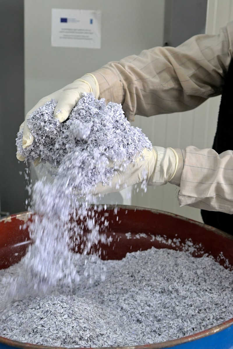 UNDPGeorgia's tweet photo. Liquid Wallpaper is an environment-friendly decorative plaster, made up of #natural &amp; #recycled ingredients. Locally-produced Liquid Wallpaper is now available in 🇬🇪 thanks to EU &amp; UNDP support.

#EU4Georgia #ENPARD https://t.co/bFI4ynRK5q
