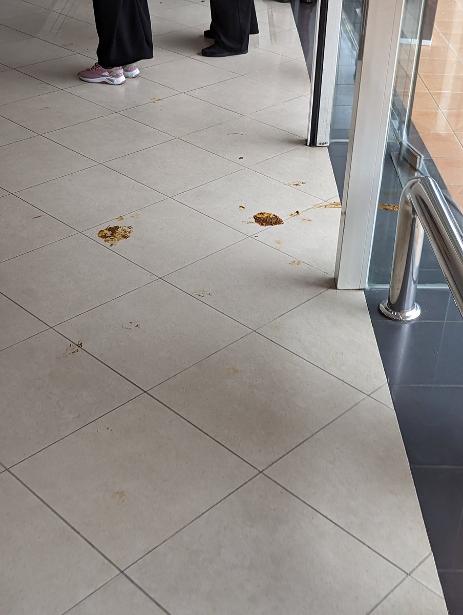 NaufalAntezem's tweet photo. WEH ADA ORANG TERKINCIT KAT BANK 😭😭😭 https://t.co/4TRHpVAE6J