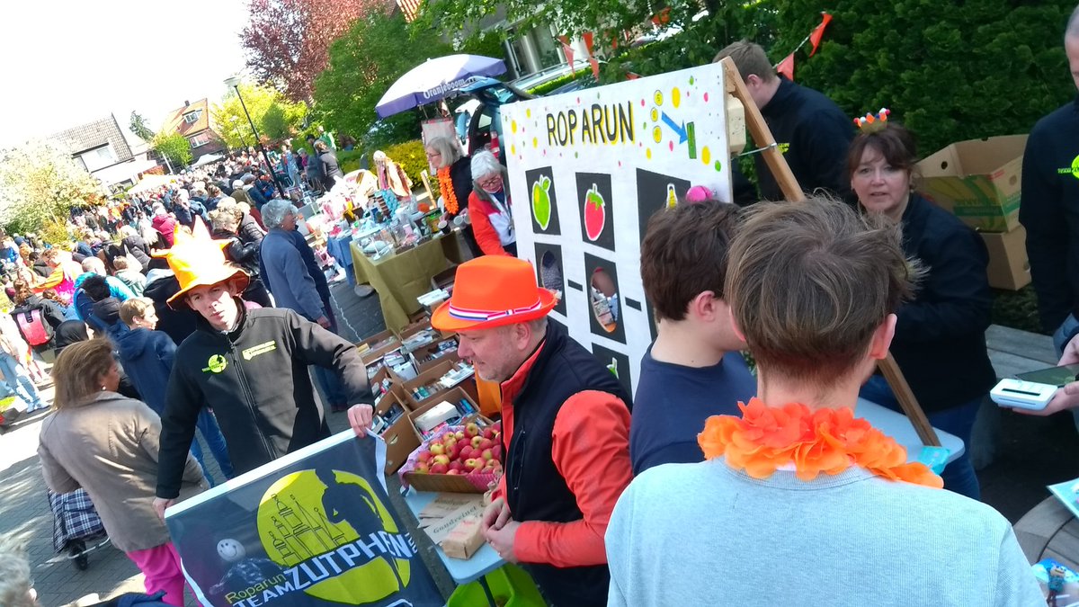Vandaag staan we met een levende fruitautomaat op de koningsmarkt in Warnsveld. Kom je ook een gokje wagen?