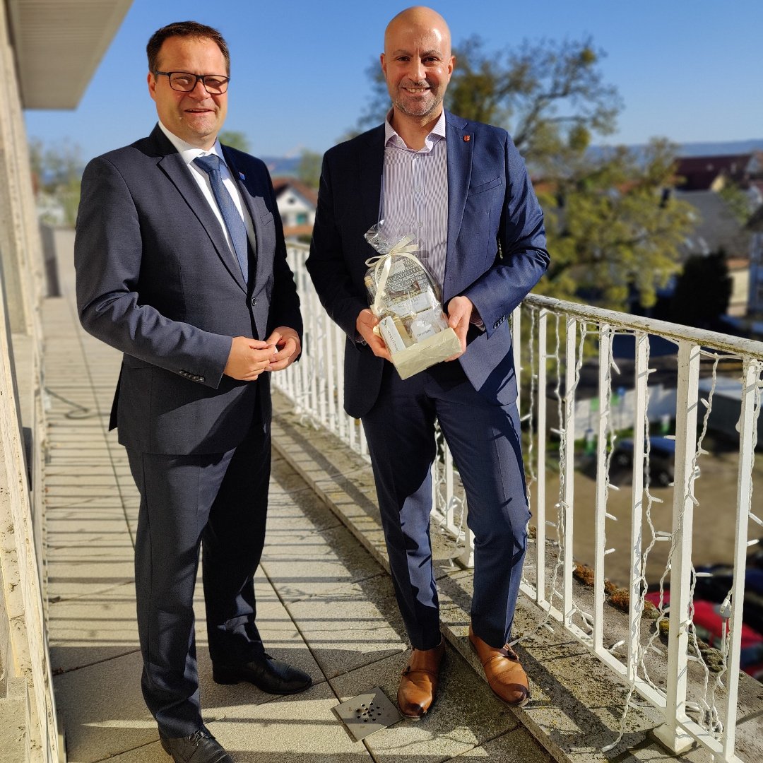Heute Morgen habe ich meinen Antrittsbesuch bei dem Bürgermeister der Stadt Bad Oeynhausen, Lars Bökenkröger, gehabt. Es war ein sehr angenehmes Gespräch im Rathaus und ich danke herzlich für das Geschenk.

<a href="/badoeyntweets/">Bad Oeynhausen Tweets</a> @TweetsFuerMiLK <a href="/mindentweets/">Minden Tweets</a> <a href="/luebbecketweets/">Lübbecke Tweets</a>