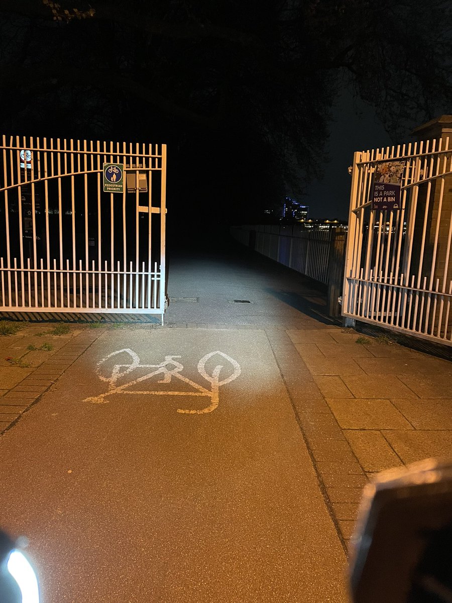 Towpaths &amp; quietways as cycling infra - a personal thread 🧵 

Seen a few debates about how much towpaths &amp; tracks across commons etc should be relied upon as cycling infra, especially for women 🚲 

Well I confronted this very issue last night. 

TLDR: it’s Hobson’s choice.
