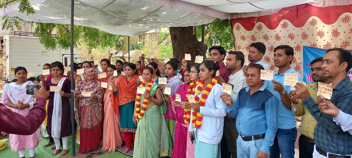 SavindaNhm's tweet photo. आज जिला खरगोन में संविदा कर्मचारियों द्वारा खून से पत्र लिखे गए....
कागज का यह कतरा नहीं खून से लिखे  जज्बात है मामा हमारी बात मान लो यही हमारी फरियाद है
#क्या_शिवराज_करेंगे_न्याय_NHM_के_साथ
@ChouhanShivraj
@CMMadhyaPradesh @DrPRChoudhary @healthminmp @mpbreakingnews @MPTakOffici https://t.co/3sQ8phofwh