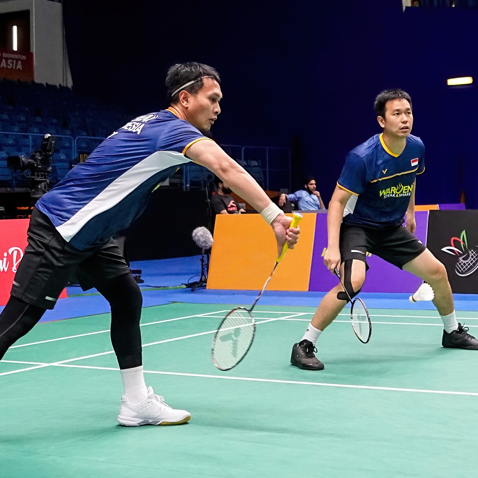 桃田賢斗や西本拳太を始めとしてバドミントン選手12人分サイン入りT